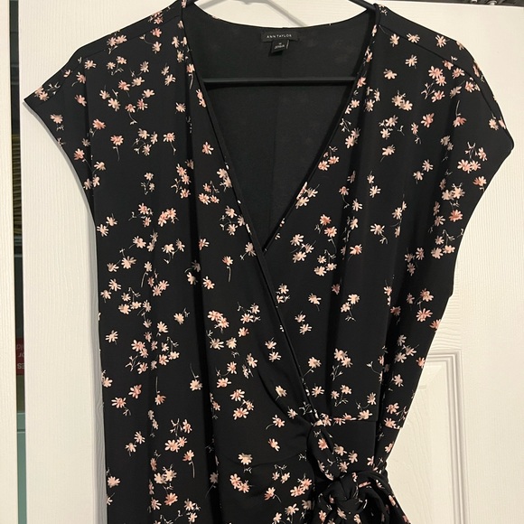 Ann Taylor wrap floral dress - Picture 2 of 4